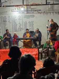 J12-17 Une mama au piano