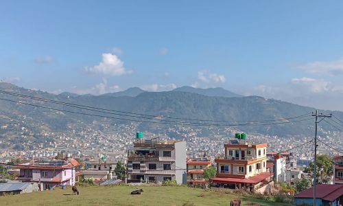 J04-01 Vue partielle de Katmandou prise à proximité de l'ashram
