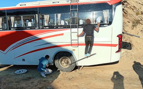 J21-07 La réparation est vite opérée... debout sur le cric pour renforcer le serrage des boulons