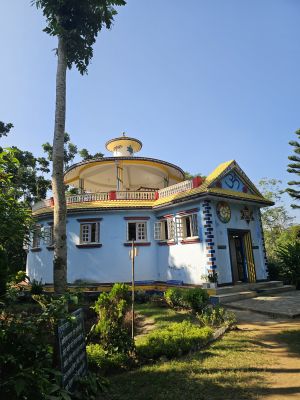 J12-10 Temple de l'ashram surmonté de l'espace de méditation