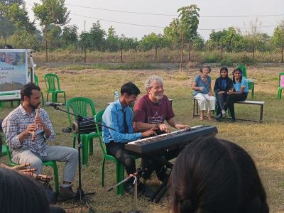 J15-12 Marc initie un élève au piano
