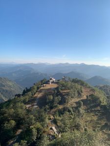 J20-06 Vue de l'ashram durant la balade vers le petit temple