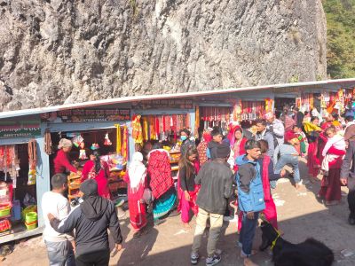 J16-07 Les gens affluent de partout pour les festivités au temple