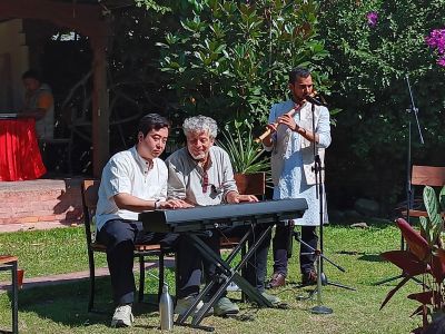 J03-04 Initiation au piano dans le jardin du deuxième marché
