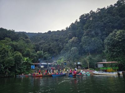 J09-15 Arrivée au lac au pied de la colline