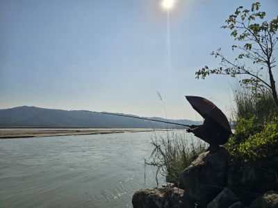 J13-08 Au bord de la rivière longeant le lodge
