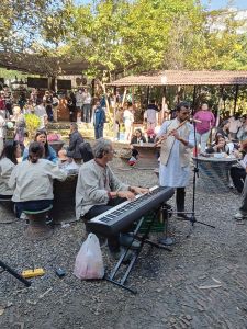 J03-03 Tara participe également au bonheur musical du moment