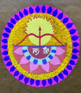 J18-19 Le mandala achevé en guise d'accueil devant la scène pour demain