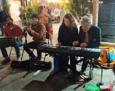 J04-12 Emma vient aussi faire danser les touches du piano