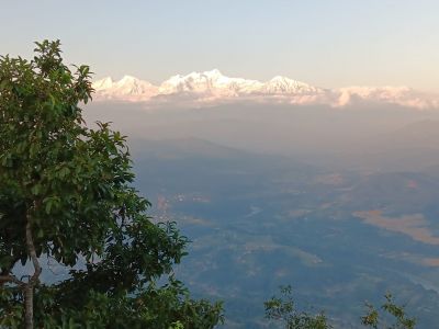 J04-10 L'esplanade sur le dessus du village offre un panorama exceptionnel sur la chaîne des Annapurna