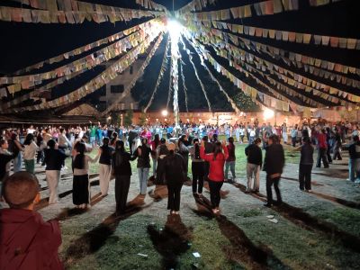 J03-13 Sur le chemin du retour, découverte d'un lieu de fête