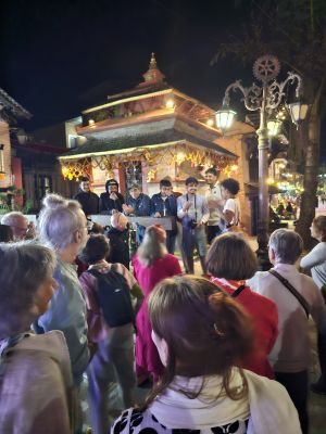 J04-13 La soirée se termine de façon festive avec des danses