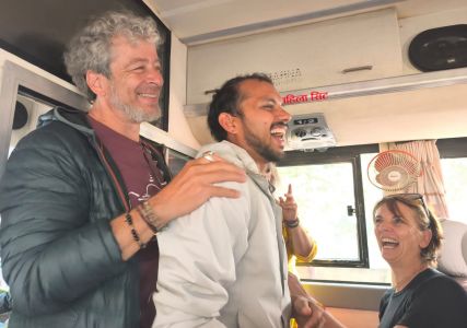 J16-03 Tara est ovationné dans le bus avant son départ