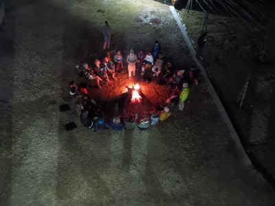 J16-14 Un moment ensemble autour du feu pour clôturer la journée