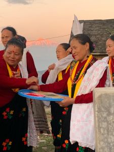 J05-13 Accueil par les femmes du village. Chacun.e reçoit à nouveau son collier de fleurs