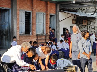 J08-08 Marc et Sophie initient deux écoliers