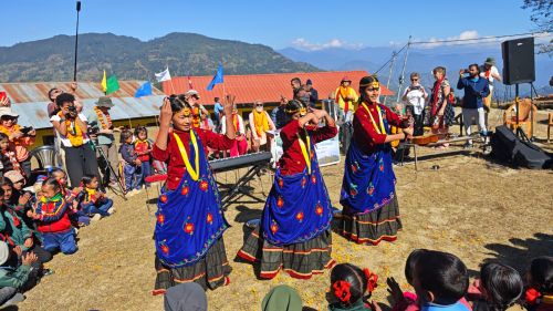 J18-12 Les jeunes filles de l'école nous présentent une danse traditionnelle