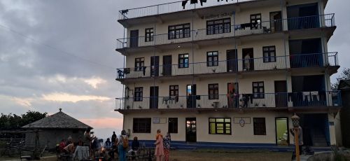 J17-12 Rentrée à l'ashram. Chacun vaque à ses occupations