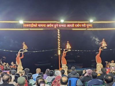 J08-12 Les danseurs partagent le feu
