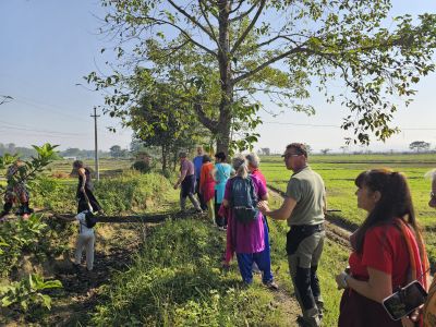 J12-04 Marche pour rejoindre l'ashram du Teraï