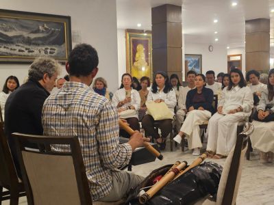 J14-10 Petit concert improvisé de Marc et Tara à l'hôtel