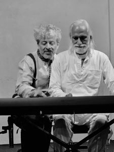 J02-10 Même Ramchandra vient s'exercer au piano