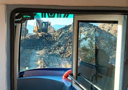 J21-05 Un gros tas de pierres empêche le passage sur 'la route'