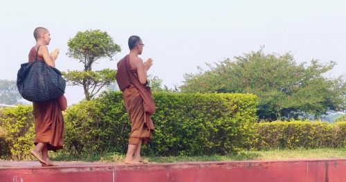 J15-06 Moines en prière