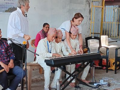 J08-05 Les jeune se mettent au piano