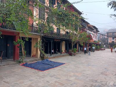 J04-09 La rue principale du village