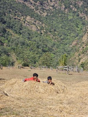 J19-03 Des jeunes préparent à leur façon l'espace d'accueil du public