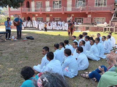 J10-05 Les jeunes écoutent Abel à la guitare