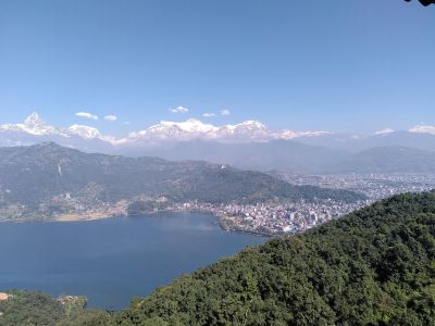 J09-07 Vue sur le lac et la ville de la Pokhara