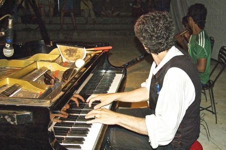 Saru au didgeridoo, Sujit au djembé et Marc au piano dans une impro
