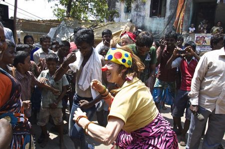 La danse sur les rythmes endiablés unit caravaniers et indiens