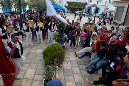 Le rythme des musiciens nous entraîne dans la danse