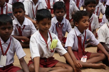 Ecole 'Jawadhu tribal school' - Prière de tous les enfants avant le concert