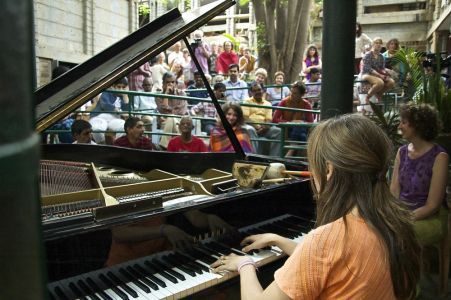 Communauté Asha Niketan pour handicapés mentaux - Cathy ouvre le concert