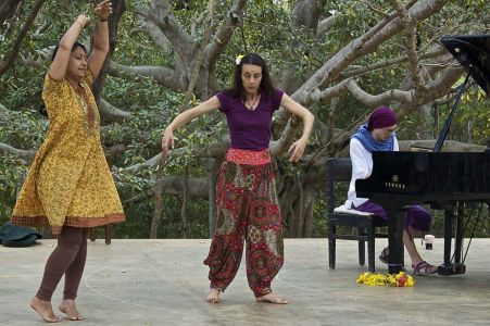 Danse spontanée sur une mélodie au piano