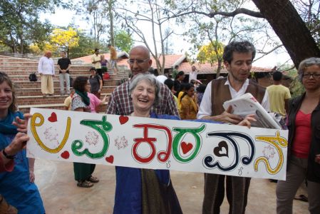 Les élèves nous ont offert une banderole 'La Caravane Amoureuse' qu'ils ont confectionnée