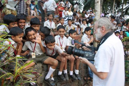 Calicut - La caméra d'Hubert amuse les enfants