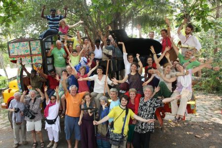 Concert à l'Alliance Française de Trivandrum - …pour la photo de groupe de la Caravane amoureuse en Inde