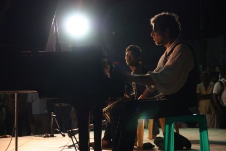La musique s'envole dans l'air marin et son vent rafraîchissant
