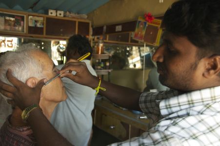 Serge teste le barbier indien sur le bord de la route
