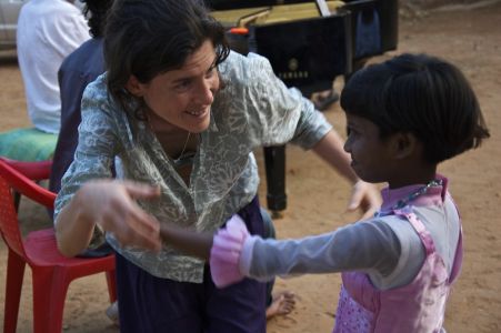 Ashakirana centre d'accueil des enfants des rues - Invitation à la danse tout en douceur