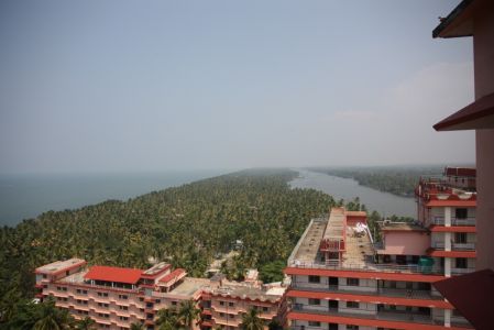 Vue sur la mer depuis le toit de lAshram dAmma
