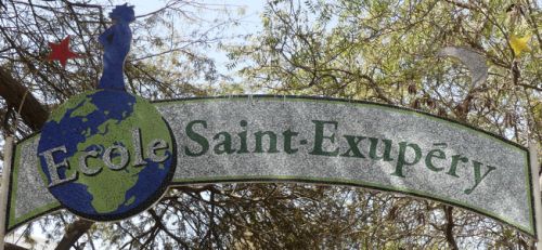 L'emblême de l'école est bien sûr Le Petit Prince