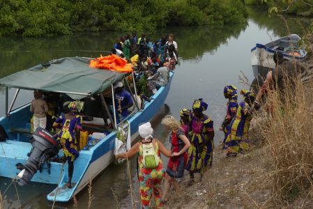 Les femmes rejoignent le bateau