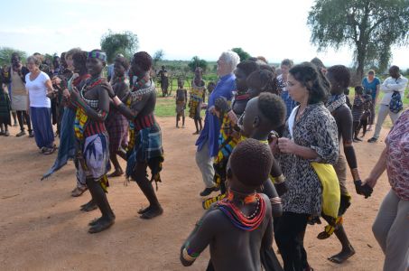 ...et femmes réunis pour une danse finale