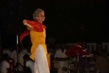 Claire danse au son du piano et joue avec le vent